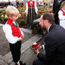 Kronprinsparet får blomster av Sander Nesheim Fuglestein og Lina Hansen i Ølen ( Foto: Bjørn Sigurdsøn; Scanpix)